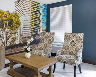 Suburban Studios Raleigh - Crabtree Valley - Raleigh - Patio