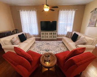 The Landing at Main Street Suites: Cozy apartment in downtown Van Buren, AR - Van Buren - Living room