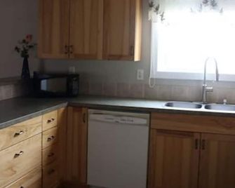 Three bedroom full kitchen and bathroom close to Waterton and US border - Cardston - Kitchen
