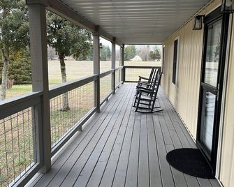 Honeysuckle Haven, newly remodeled 3 bedroom/2 bath farmhouse, Quiet / Relaxing. - McMinnville - Balcón
