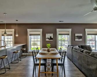 Downtown Columbus, Stunning Upscale 1 bd Suite - Columbus - Dining room