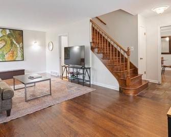 Coveted Location:Downtown Lake Forest 3/2.5 Duplex - Lake Forest - Living room