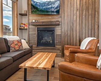 New Listing In Downtown Whitefish! Elegant 2br Luxury Condo With Covered Parking - Whitefish - Living room