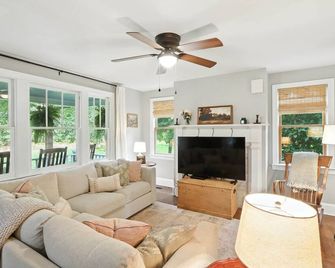 Badby Wood Farmhouse - Charming 3br 3ba Wine Country Getaway - Marshall - Living room