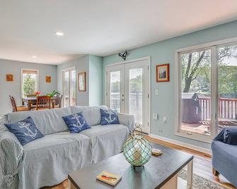 Riverfront Home in Phillipsburg w/ Deck & Yard! - Phillipsburg - Living room