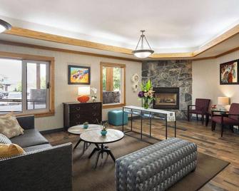 Days Inn & Suites by Wyndham Bozeman - Bozeman - Vardagsrum