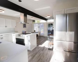 Modern Retro Haven near Downtown Sedro Woolley - Sedro Woolley - Kitchen