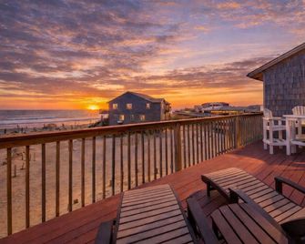 Sunrise Splendor - S Nags Head, Semi-Oceanfront Luxury Townhome, Pets Ok, Hot Tub, Community Pool - Nags Head - Balcony