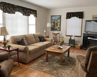 New outdoor shower! Less than a mile from Dunes Beach and beach pass included!! - Westerly - Living room