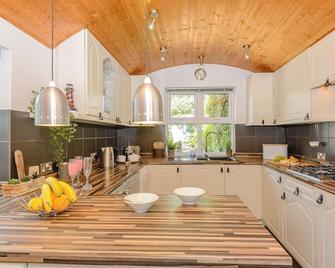 Number 1 Admiralty Cottages - Gosport - Kitchen