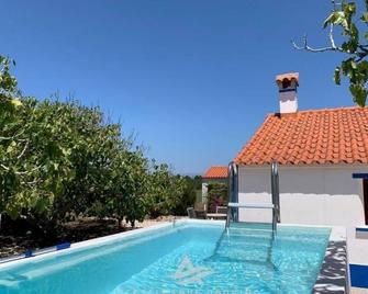 Niedliches Landhaus nur 2km vom Strand entfernt - Odeceixe - Pool