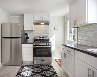 Beautiful 2 bed cottage by Coldwater Lake! - Coldwater - Kitchen