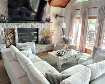 Lake House Cabin 3br/2ba Sleeps 6 Water Front With Private Boat Dock For Fishing - Cedar Bluff - Wohnzimmer