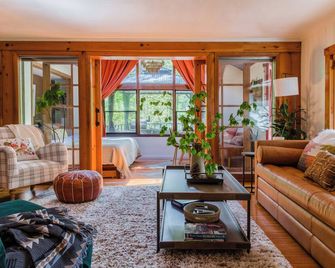 North Zen Magical Riverfront Cabin with Hot Tub - 5min Walk to Twin Falls Trail! - North Bend - Living room