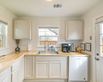 Walk to Cowboys Games: Arlington Home w/ Yard! - Arlington - Kitchen
