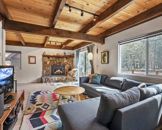 Christmas Valley Chalet - Tahoe Adventure Awaits - South Lake Tahoe - Living room
