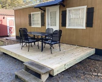 Cheerful One Bedroom Remodeled Tiny Home, close to everything! - Ocean Springs - Patio