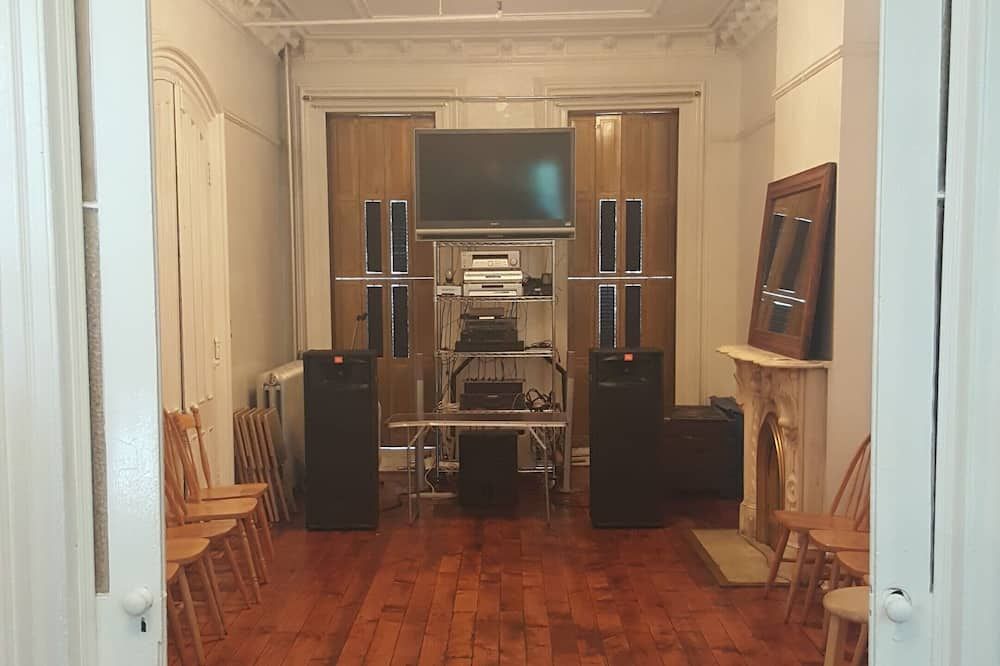 Bedroom # 3 With An Event Space And Back Porch - بروكلين - وسائل راحة في الغرف