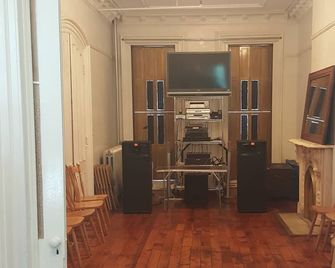 Bedroom # 3 With An Event Space And Back Porch - Brooklyn - Zimmerausstattung