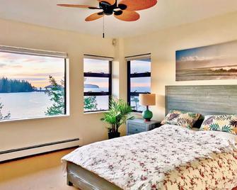 Waterfront Room with Private Bath and Deck Near Marina, Private Beach Access - Gibsons - Bedroom