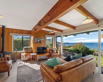 Henley - Omori Holiday Home - Kuratau - Sala de estar
