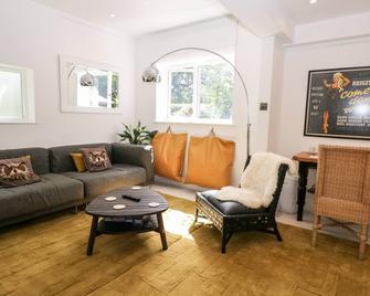 Kub House - Tring - Living room