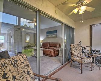 Condo with Pool Access Less Than 4 Miles to Siesta Key Beach - Sarasota - Living room