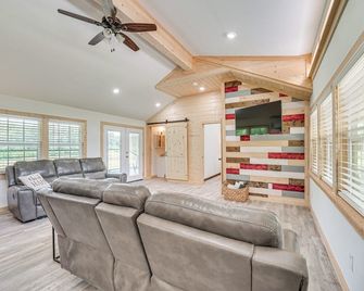 เคบินที่เงียบสงบใน Broken Bow พร้อมบ่อตกปลาและวิว! - โบรกเคน โบ - ห้องนั่งเล่น