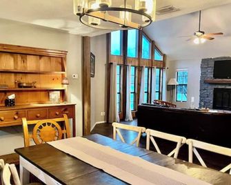 Spacious Rustic Retreat With Animals. Sleeps 10. Close To Cota & Bastrop - Cedar Creek - Dining room