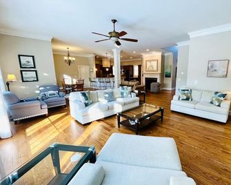 Private 15-Acre River Estate • Sleeps 14 - New Hill - Living room
