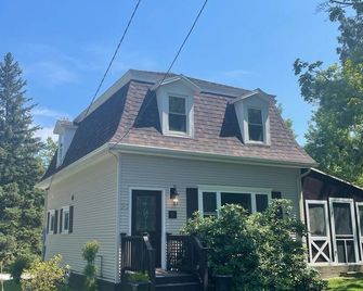Remodeled historic home, large yard & garden, walk to downtown, parks, & trails - Saint Albans - Building