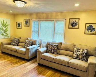 Cozy Riverside View House - Montague - Sala de estar