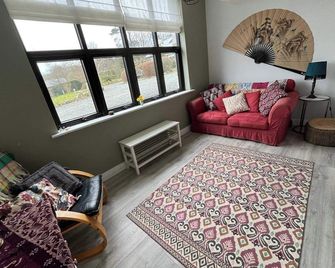 Peaceful Garden Studio near Gorey Sleeps 4 Parking - Gorey - Living room