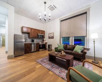 The Library - Luxury 2-Bedroom Apartment in Downtown Sedalia - Sedalia