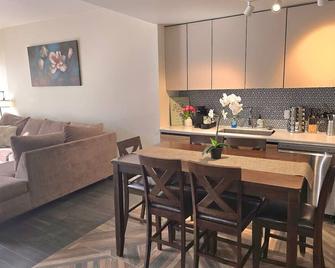 2 BR+patio+workspace+parking near Seton Hall Univ. - East Orange - Dining room