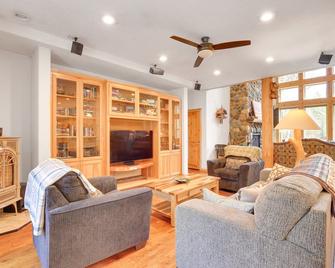 Peaceful Rhododendron Cabin with Fire Pit and Hot Tub! - Rhododendron - Living room