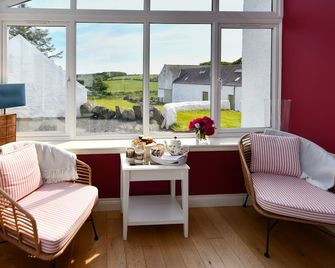 4 Coastal Estate Farmhouse Close to Pretty Beach. Wonderful Coastal Paths & Woodland Walks - Stranraer - Obývací pokoj