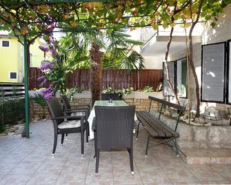 Apartment Vesna (3+0) - Premantura - Innenhof