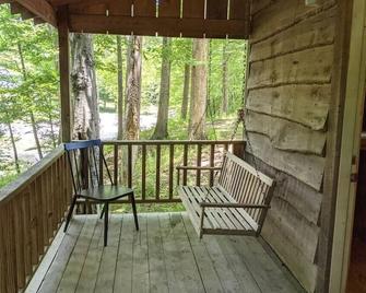 \'Flatts\' Deluxe Camping Cabin #6 | Pet Friendly - Morgantown - Balcón