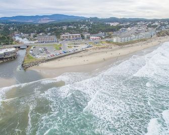 Oceanfront condo located in the heart of Lincoln City with a swimming pool! - Lincoln City - Playa