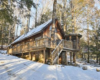 Chic Cabin with Fireplace at Stratton Mountain - Bondville - Building