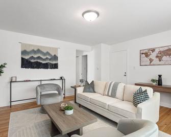 Stylish 2br Near O'hare Modern & Easy Access - Des Plaines - Living room