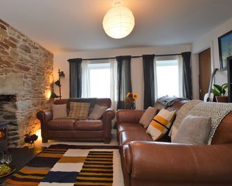 Gate Cottage on the shore front, sleeping 6 persons. - Tighnabruaich - Living room