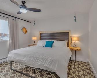 Highliner Hotel- King Suite 312 with City View Hotel Room - Анкоридж - Спальня