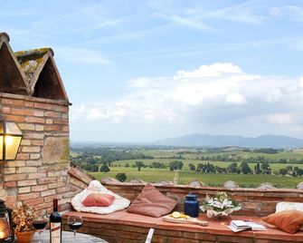 Romantic and Panoramic apartment in historic organic farm, with swimming pool - Roccastrada - Balkon