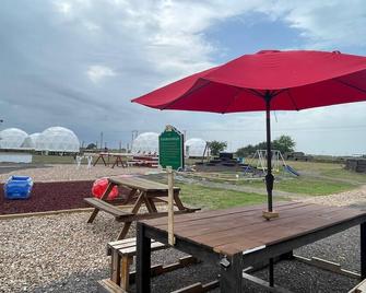 Geo Dome - Flatonia Glamping Retreat & Rv Resort - Flatonia - Terasa