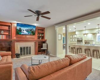 Valley View Villa: Indoor pool, Basketball court, and theater room - Lancaster - Sala de estar