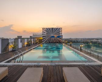 Sunday Hotel Jaipur - Jaipur - Pool
