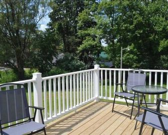 Sarah's Place, Grove City - Grove City - Balcón