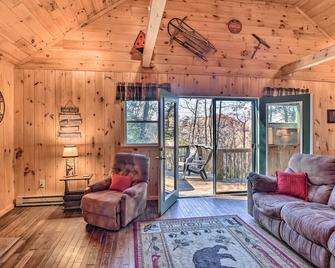 'Nature's Retreat' w/ Hot Tub: 7 Mi to Bryson City - Whittier - Living room
